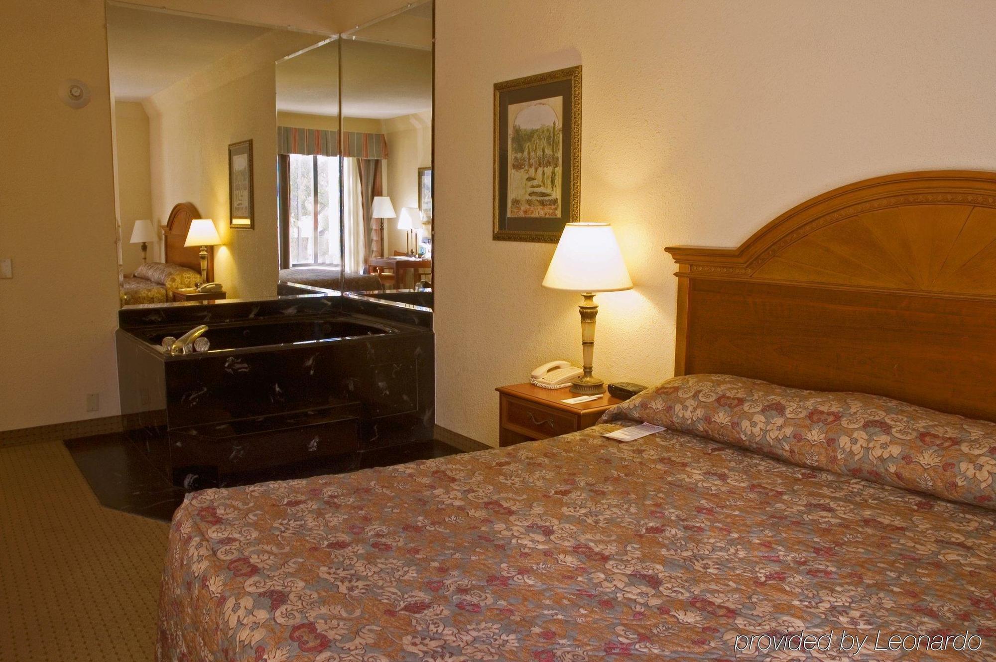 Holiday Inn Express & Suites Houston - Memorial Park Area By Ihg Экстерьер фото